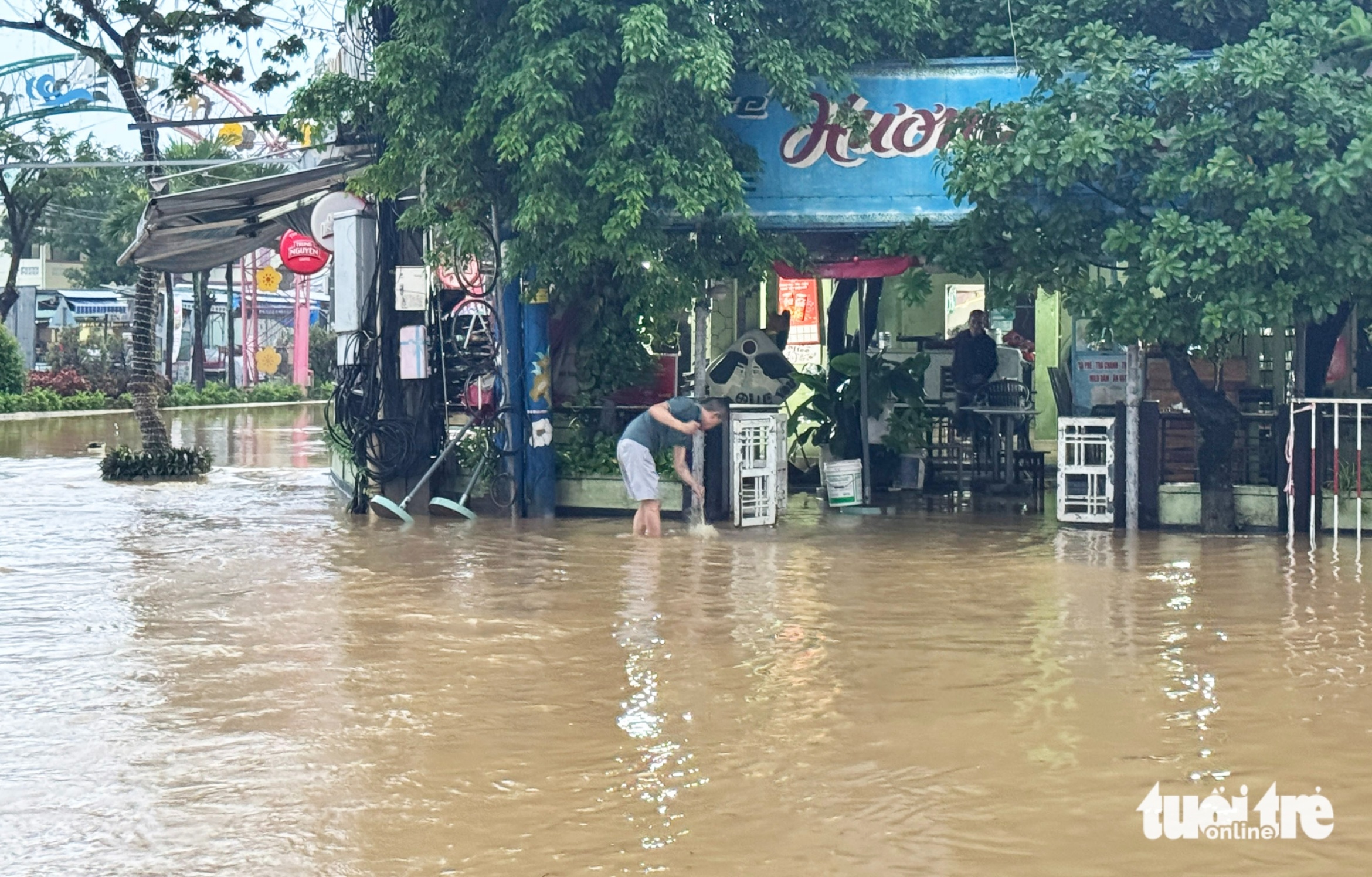 武嘉河和顺化河洪水消退缓慢,岘港许多地区仍是一片汪洋